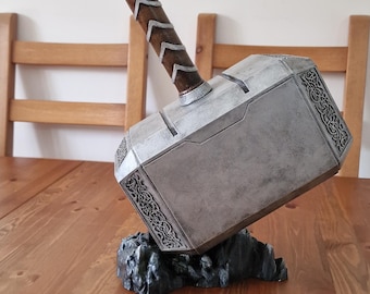 Levensgrote Thor-hamer, Mjolnir met standaard, 3D-geprint in het Verenigd Koninkrijk