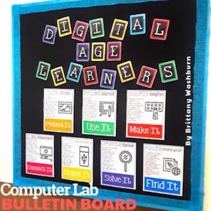 Op de afbeelding: Een zwart prikbord met de woorden "DIGITAL AGE LEARNERS" in kleurrijke, omlijste letters. Daaronder staan posters met iconen en tekst als "Protect It", "Use It" en "Make It". De woorden "Computer Lab BULLETIN BOARD" staan onderaan.