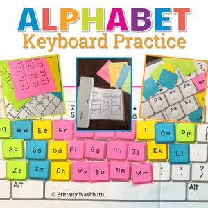 Op de afbeelding: Kleurrijke educatieve afbeelding met de woorden "ALPHABET Keyboard Practice". De afbeelding toont een toetsenbord met kleurrijke vierkante lettertegels en kleinere afbeeldingen van toetsenborden met plaknotities. De afbeelding is ontworpen om te leren.