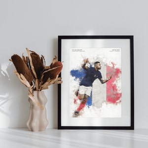 K&ouml;nnte beinhalten: Eine Aquarell-Illustration des Fu&szlig;ballspielers Kylian Mbapp&eacute; in Aktion, der ein blaues Trikot mit der Nummer 10 tr&auml;gt, vor dem Hintergrund der franz&ouml;sischen Flagge. Der Text "KYLIAN MBAPP&Eacute;" und "QATAR 2022" ist im Bild sichtbar.