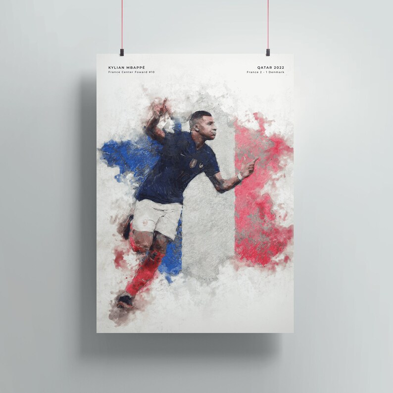 K&ouml;nnte beinhalten: Ein Aquarellbild eines Fu&szlig;ballspielers in einem blauen Trikot und wei&szlig;en Shorts, der mit dem Ball rennt. Der Hintergrund ist ein verschwommenes Bild der franz&ouml;sischen Flagge. Der Text "KYLIAN MBAPPE" und "France Center Forward #10" befindet sich oben im Bild. Der Text "QATAR 2022" und "France 2 - 1 Denmark" befindet sich oben rechts im Bild.