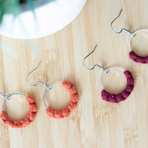 Mini Makramee Creolen: Boho Ohrhänger aus Baumwolle