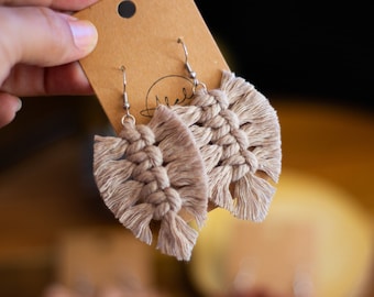Pendientes de plumas de macramé: joyería bohemia de algodón hecha a mano