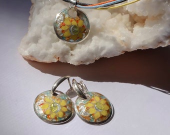 Conjunto Girasoles. Colgante/collar y pendientes de esmalte cloisonné hechos a mano. Plata de ley 925.