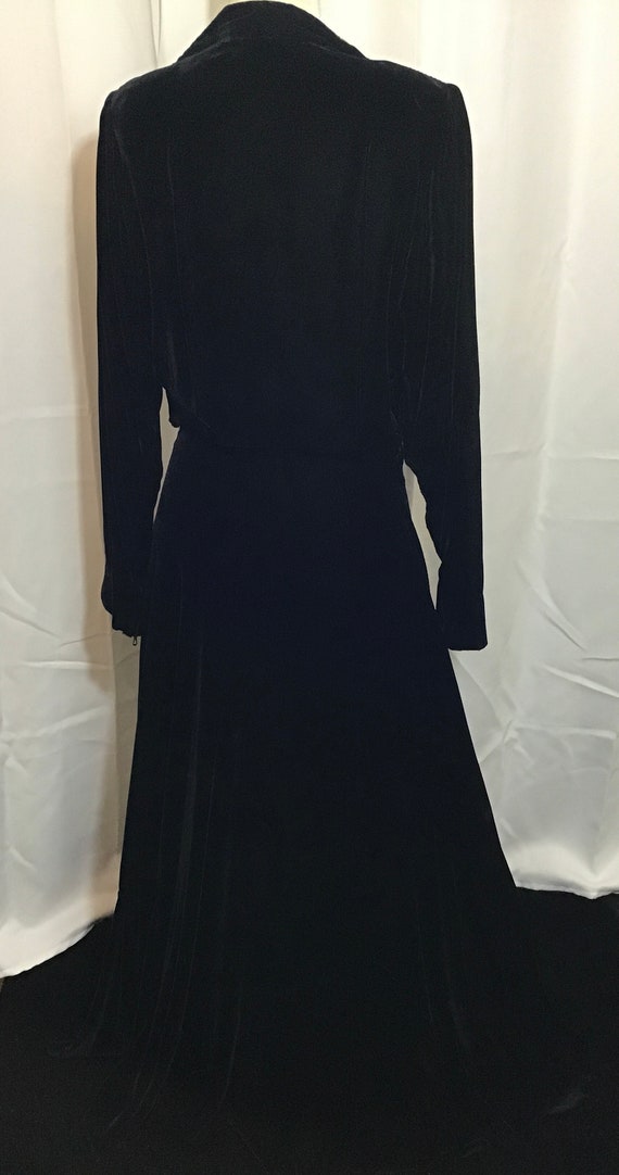 Elegant 1920s Black Velvet Hostess Gown - image 3