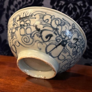 Vietnamese onderglazuur blauw gedecoreerde bleke celadon kom, 15e/16e eeuw