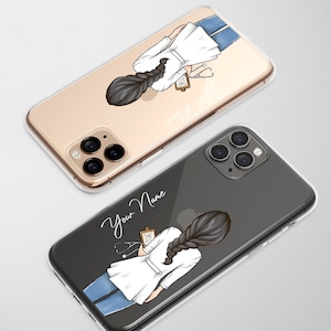 Peut inclure: Deux coques de téléphone transparentes avec un motif représentant une femme avec une queue de cheval portant une blouse blanche et tenant un presse-papiers. L'une des coques est dorée et l'autre est noire. Le texte "Your Name" est imprimé sur la coque noire.