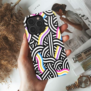 Op de afbeelding: Een zwart-witte telefoonhoes met een kleurrijk abstract patroon van overlappende lijnen. De hoes heeft een uitsparing voor de camera.