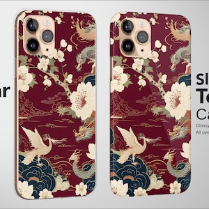 K&ouml;nnte beinhalten: Zwei Handyh&uuml;llen mit burgunderrotem Hintergrund mit einem Blumen- und Drachendesign. Eine H&uuml;lle ist matt mit transparenten Seiten, die andere gl&auml;nzend. Der Text "Clear Case" und "Slim or Tough Case" ist sichtbar.