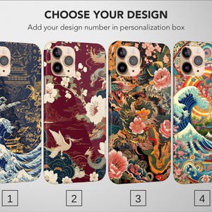 K&ouml;nnte beinhalten: Vier Handyh&uuml;llen mit japanisch inspirierten Designs. Jede H&uuml;lle zeigt eine andere Illustration: eine marineblaue Szene mit einer Pagode und Wellen, ein bordeauxfarbenes Blumenmuster, ein detailliertes Blumen- und Drachendesign und eine farbenfrohe Landschaft mit einer Pagode und einem Regenbogen.