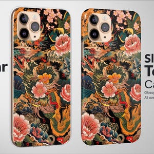 K&ouml;nnte beinhalten: Zwei Handyh&uuml;llen mit einem farbenfrohen Blumen- und Drachendesign. Eine H&uuml;lle ist transparent mit mattem Finish und transparenten Seiten. Die andere H&uuml;lle ist eine robuste H&uuml;lle mit gl&auml;nzendem Finish und All-Over-Print. Die H&uuml;llen zeigen den Text "Clear Case" und "Slim or Tough Case".