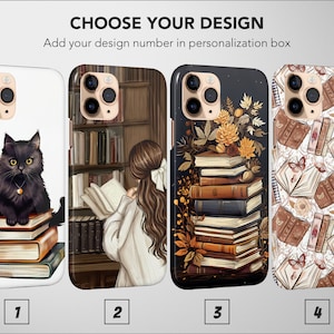 Op de afbeelding: Vier verschillende telefoonhoesontwerpen met een zwarte kat die op een stapel boeken zit, een vrouw die in een bibliotheek leest, een stapel boeken met herfstbladeren en een patroon van boeken en vlinders.