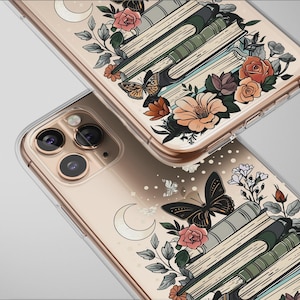 Op de afbeelding: Twee transparante telefoonhoesjes met bloemen- en boekenontwerpen. De hoesjes bevatten illustraties van boeken, rozen, vlinders en een halve maan. Het kleurenpalet omvat tinten perzik, groen en bruin.