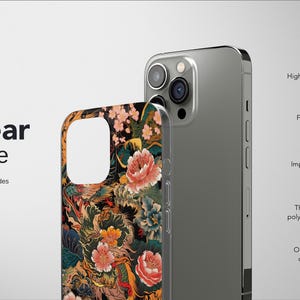 K&ouml;nnte beinhalten: Transparente Handyh&uuml;lle mit floralem Design in Rosa, Gelb und Gr&uuml;n. Die H&uuml;lle hat eine matte Oberfl&auml;che und transparente Seiten. Auf dem Bild ist auch ein silberfarbenes Telefon zu sehen.