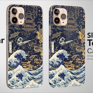 K&ouml;nnte beinhalten: Zwei Handyh&uuml;llen mit einem japanischen Wellenmuster in Marineblau, Gold und Wei&szlig;. Eine H&uuml;lle ist transparent mit mattem Finish, die andere eine robuste H&uuml;lle mit gl&auml;nzendem Finish. Die H&uuml;llen zeigen eine detaillierte Illustration von Wellen und traditioneller japanischer Kunst.