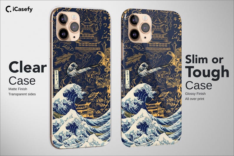 K&ouml;nnte beinhalten: Zwei Handyh&uuml;llen mit einem japanischen Wellenmuster in Marineblau, Gold und Wei&szlig;. Eine H&uuml;lle ist transparent mit mattem Finish, die andere eine robuste H&uuml;lle mit gl&auml;nzendem Finish. Die H&uuml;llen zeigen eine detaillierte Illustration von Wellen und traditioneller japanischer Kunst.