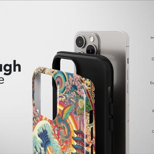 K&ouml;nnte beinhalten: Schwarze Handyh&uuml;lle mit farbenfrohem japanisch inspiriertem Design, das eine Welle, einen Drachen und Pagoden zeigt. Die H&uuml;lle ist als "Tough Case" mit gl&auml;nzendem Finish und All-Over-Print gekennzeichnet. Sto&szlig;fest und mit doppelter Schicht.