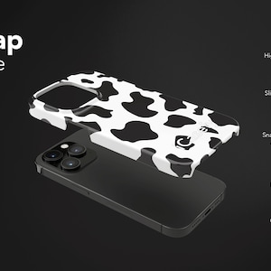 Pode incluir: Uma capa de telefone de vaca preta e branca com acabamento brilhante. A capa encaixa na parte de tr&aacute;s de um telefone e possui portas abertas para conectividade. A capa &eacute; feita de policarbonato.