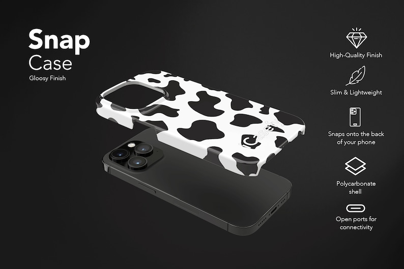 Pode incluir: Uma capa de telefone de vaca preta e branca com acabamento brilhante. A capa encaixa na parte de tr&aacute;s de um telefone e possui portas abertas para conectividade. A capa &eacute; feita de policarbonato.