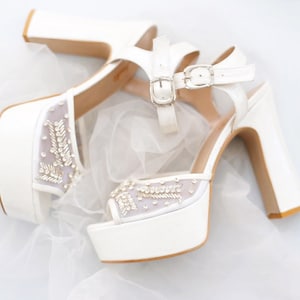 Zapatos de boda de plataforma de lujo brillantes - Zapatos de novia de tacón alto Cómodos transparentes con bordado blanco perla para novia hechos a mano de cuero y tul