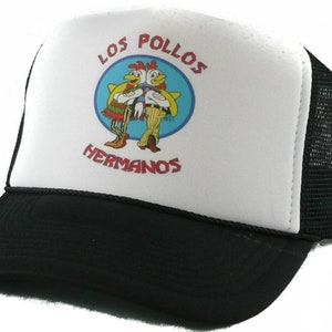 Peut inclure: Casquette de camionneur noire et blanche avec un panneau avant blanc représentant un cercle bleu avec deux poulets de dessin animé et le texte "Los Pollos Hermanos".