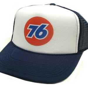Könnte beinhalten: Ein weißer Trucker-Hut mit einem blauen und roten 76-Logo auf der Vorderseite. Der Hut hat eine dunkelblaue Netzrückseite.