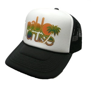 Könnte beinhalten: Eine weiße und schwarze Trucker-Kappe mit einem bunten "Pablo Cruise"-Logo und einer Palmengrafik.