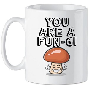 Op de afbeelding: Een witte keramische mok met een zwart-witte cartoon paddenstoel en de tekst "You are a fun-gi".