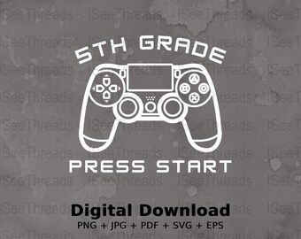 Può includere: Design grafico bianco su sfondo grigio. Il design presenta un controller di videogiochi con le parole "5TH GRADE" sopra e "PRESS START" sotto. Le parole "Digital Download" sono in basso.