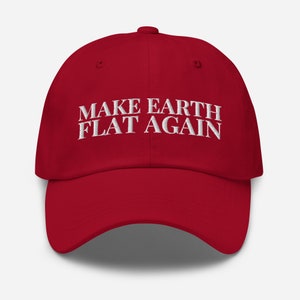 Peut inclure: Casquette de baseball rouge avec un texte brodé en blanc qui dit "Make Earth Flat Again".