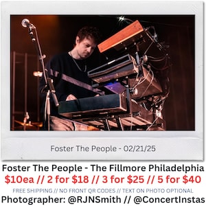 Puede incluir: Foto de concierto en vivo de Foster The People en The Fillmore Philadelphia. La imagen muestra a un músico tocando un teclado con un micrófono delante. La foto tiene el texto "Foster The People - 02/21/25" y "Foster The People - The Fillmore Philadelphia".