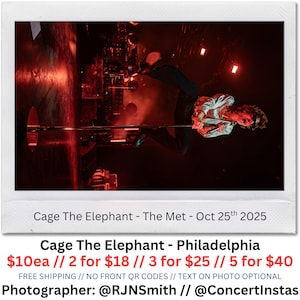 Pode incluir: Foto de um concerto ao vivo de Cage The Elephant no The Met em 25 de outubro de 2025. A imagem mostra um artista no ar, segurando uma barra, com iluminação vermelha do palco. A foto é emoldurada em uma borda branca.