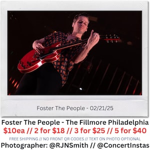 Puede incluir: Foto de concierto en vivo de Foster The People actuando en The Fillmore Philadelphia el 21/02/25. La imagen presenta a un músico tocando una guitarra eléctrica roja. El músico lleva una camisa estampada. El nombre del fotógrafo es @RJNSmith.