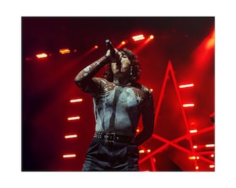 Bring Me The Horizon - Oli Sykes - Pôster ao vivo - Foto do show na Filadélfia em 2023 - Iluminação de palco vermelha - Arte de parede para fãs
