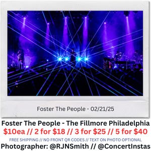 Puede incluir: Una fotografía de concierto de Foster The People en The Fillmore Philadelphia, con una iluminación de escenario azul y púrpura dinámica. La banda está actuando en el escenario, con el público visible en primer plano. El texto "Foster The People - 02/21/25" está incluido.