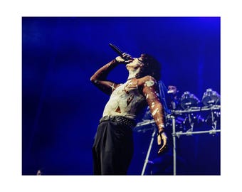 Bring Me The Horizon - Oli Sykes - Pôster ao vivo - Foto do show em Camden, NJ 2023 - Iluminação de palco vermelha - Arte de parede para fãs