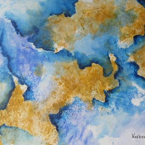 Könnte beinhalten: Abstrakte Malerei mit strukturierter Oberfläche. Das Kunstwerk zeigt eine Mischung aus blauen und goldenen Farbtönen, mit der Signatur des Künstlers "Kerber" in der unteren rechten Ecke. Die Farben erzeugen ein Gefühl von Tiefe und Bewegung.