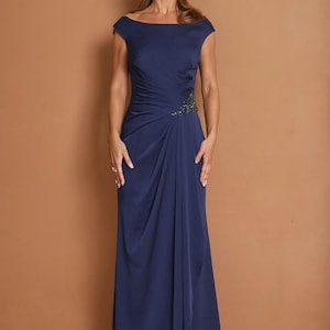 Abito da sera formale in crêpe blu navy con scollo a barca