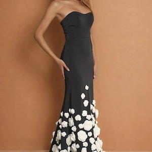 Klassisches schwarzes Abendkleid mit 3D Blumen