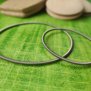 Set med 1 liten fjäder (för 10–14 krokar runda) och 1 mellanfjäder (för 21 krokar runda och 10–14 krokar rektangulära) MissionXGoods vävstolar