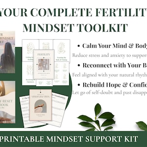 Può includere: Un kit di strumenti per la mentalità sulla fertilità con il testo "YOUR COMPLETE FERTILITY MINDSET TOOLKIT". L'immagine include un quaderno di lavoro, una guida al ripristino e altri materiali stampabili. Il testo evidenzia i vantaggi principali.