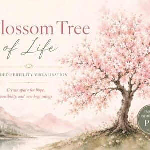 Op de afbeelding: Een digitale print met een kersenbloesemboom in aquarel-stijl op een heuvel met uitzicht op een meer en bergen. De tekst luidt: Blossom Tree of Life, GUIDED FERTILITY VISUALISATION, Create space for hope, possibility and new beginnings, INSTANT DOWNLOAD PDF.