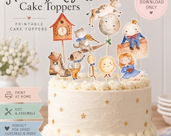 Könnte beinhalten: Ein Set aus ausdruckbaren Tortenaufsteckern mit Kinderreim-Motiven, darunter Aquarellillustrationen einer Kuh, die über den Mond springt, einer geigenden Katze, einem Hund, einem Löffel, einem Teller, einem Uhrenhaus, einem Schuhhaus und einer Figur.