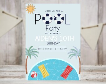 Puede incluir: Invitación a una fiesta de piscina azul y blanca con un sol, palmeras y flotadores de piscina. El texto dice "Join us for a Pool Party to celebrate Aiden's 10th Birthday. Sat | Oct 21 | 2 - 4:30 PM"