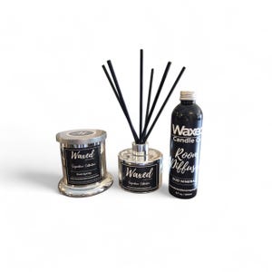 Puede incluir: Un conjunto de tres productos de fragancia para el hogar de la colección "Waxed Signature". Incluye una vela, un difusor de varillas con varillas negras y un difusor de ambiente en botella negra. Todos los artículos tienen detalles plateados y etiquetas negras.