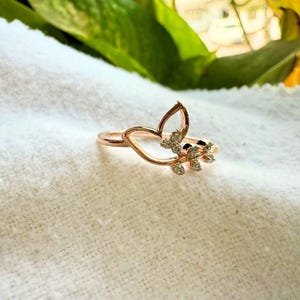 リーフカーブの結婚指輪 - 自然からインスピレーションを得た約束の指輪 - ローズゴールドのモアッサナイトとダイヤモンドの手作り結婚指輪（ジュエルカート製）