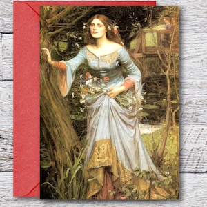 Puede incluir: Una pintura de una mujer con un vestido azul de pie en un bosque. Ella sostiene un ramo de flores y mira hacia la izquierda. El fondo es un bosque exuberante con un puente en la distancia.
