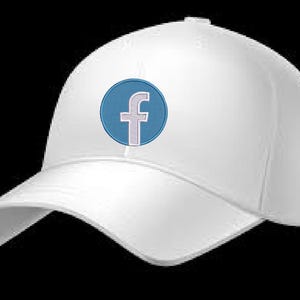 Może przedstawiać: Biała czapka z daszkiem z niebieskim kółkiem i białą literą "f" w środku.