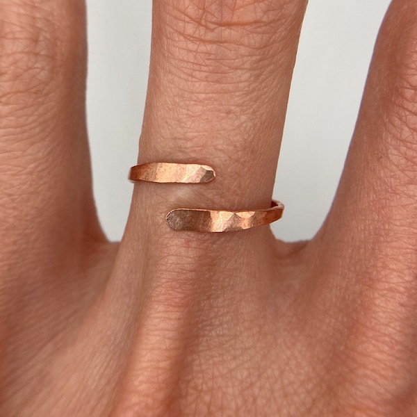 Hammered Copper Wrap Ring, Gift for Her, Adjustable Size, Hammered Texture, Simple Copper Ring, Grounding Jewelry, Overlap Ring, Bypass Ring