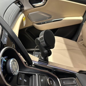Puede incluir: Un soporte de tel&eacute;fono para coche negro con un soporte magn&eacute;tico para tel&eacute;fono fijado al salpicadero de un coche. El soporte se fija al salpicadero con una base adhesiva. El soporte del tel&eacute;fono es ajustable y se puede girar a diferentes &aacute;ngulos.